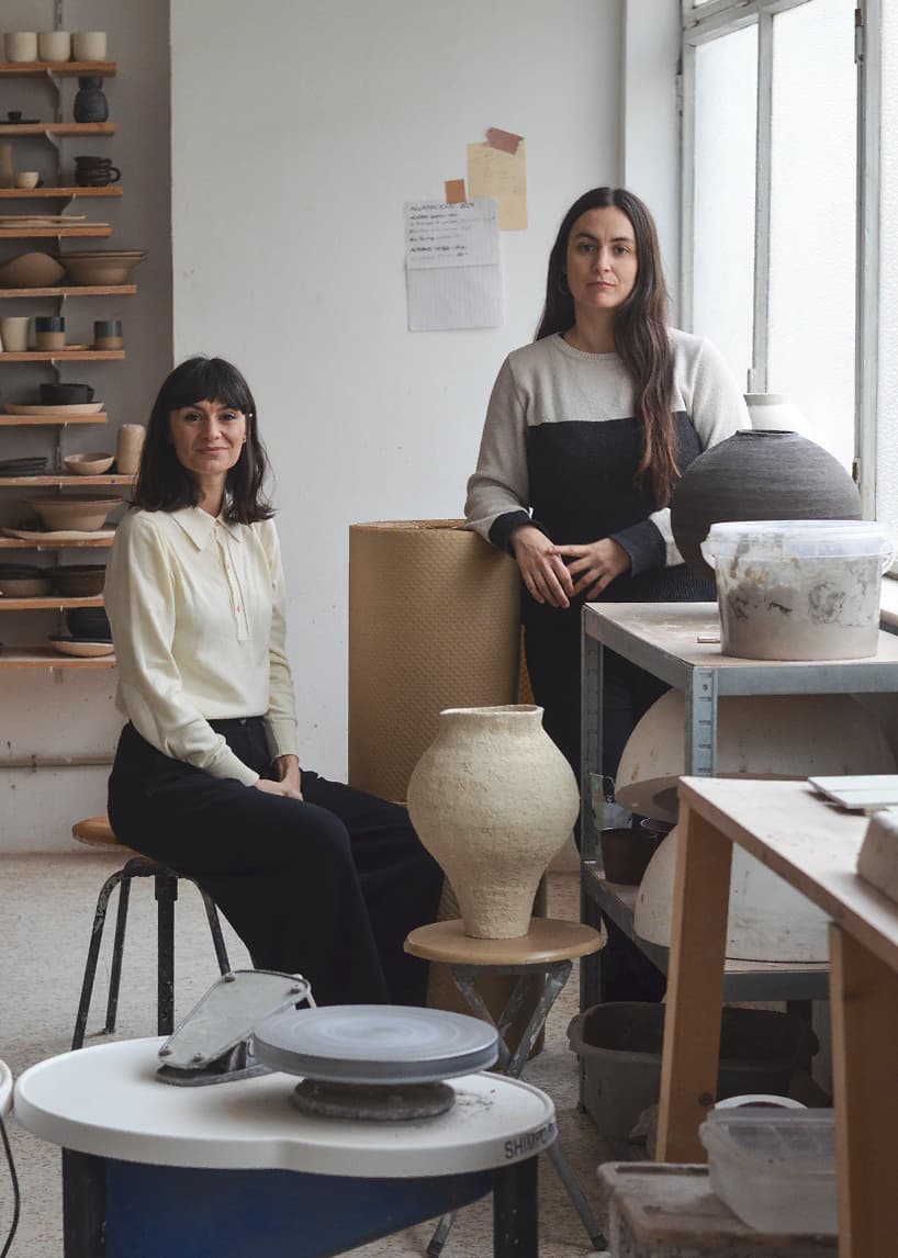 Fotografía de Malena Ramírez e Irati Bustinduy, ceramistas de LaNuestra