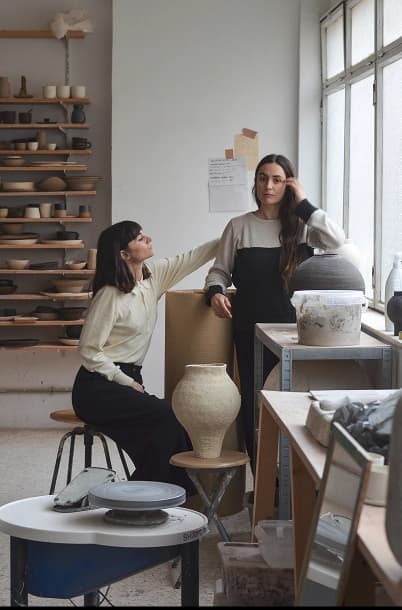 Fotografía de Malena Ramírez e Irati Bustinduy, ceramistas de LaNuestra
