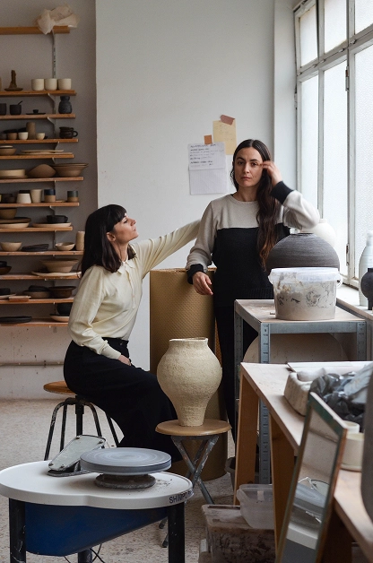 Fotografía de Malena Ramírez e Irati Bustinduy, ceramistas de LaNuestra